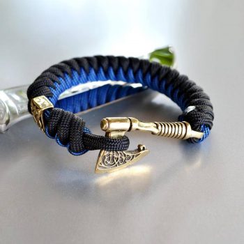 Фото синий с черным плетеный паракордовый браслет с секирой и бусиной