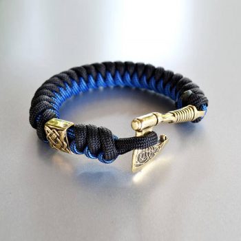 Фото синий с черным браслет из паракорда с секирой и бусиной