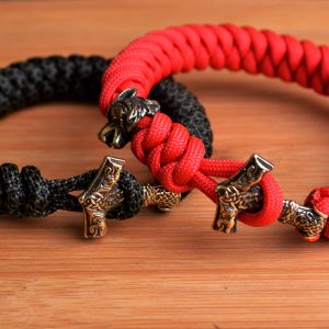Фото красный и чёрный браслеты из паракорда с застежкой молот Тора