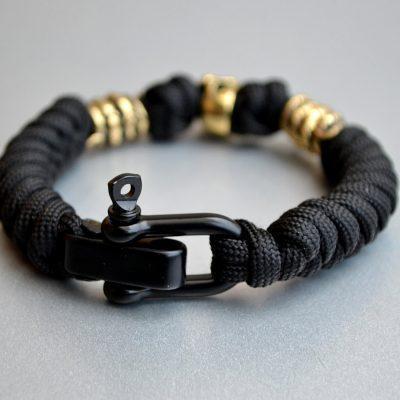 Фото чёрный паракордовый браслет с застежкой и бусинами