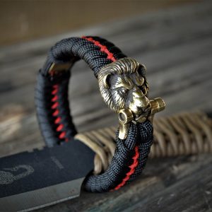 Фото чёрно-красный браслет из паракорда с застежкой голова льва
