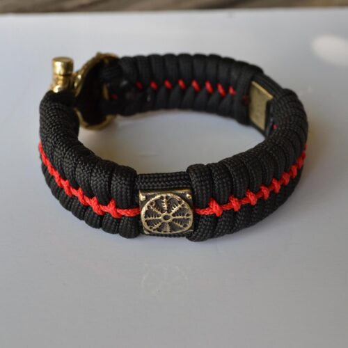 Фото чёрно-красный браслет из паракорда с бусиной шлем ужаса