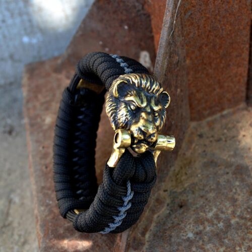 Фото чёрно-синий браслет из паракорда с застежкой голова льва