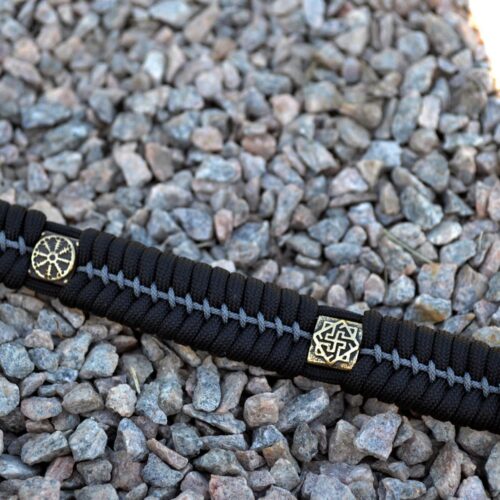 Фото чёрно-синий браслет из паракорда с бусинами валькирия и шлем ужаса