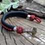 Фото чёрно-красный браслет из паракорда с застежкой молот Тора