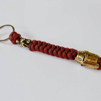 Фото паракордового брелока тамплиер с кольцом для ключей