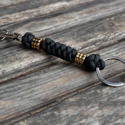 Фото брелок из паракорда с кольцом для ключей и карабином