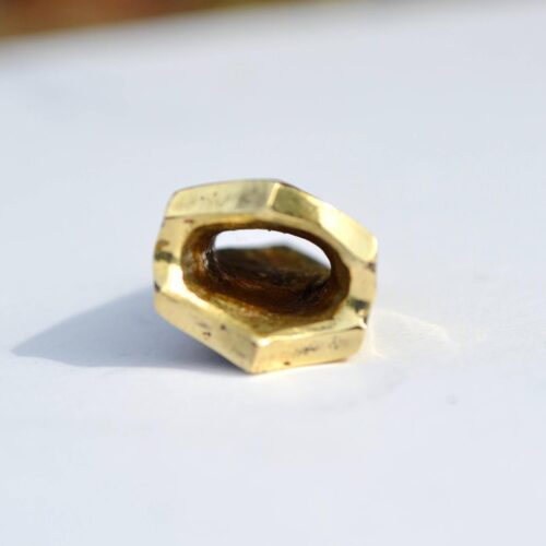 Фото отверстие в бусине с трезубцем