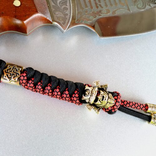 Фото красно-черный темляк на нож с бусинами
