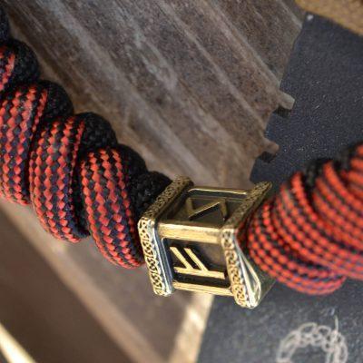 Фото красно-чёрный браслет из паракорда с рунами