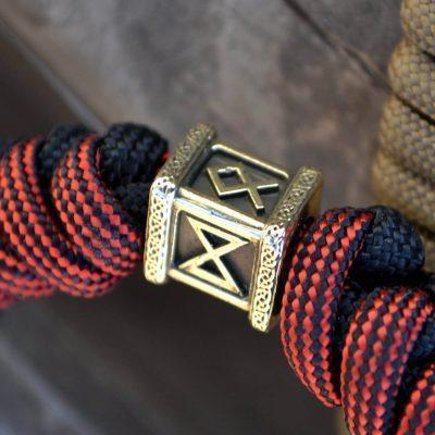 Фото плетеный браслет из паракорда с рунами