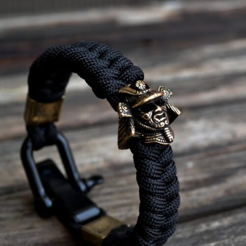 Фото чёрный браслет из паракорда с бусиной шлем самурая