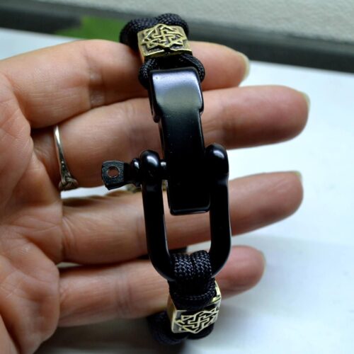 Фото чёрный браслет из паракорда с застежкой шакл и бусинами валькирия