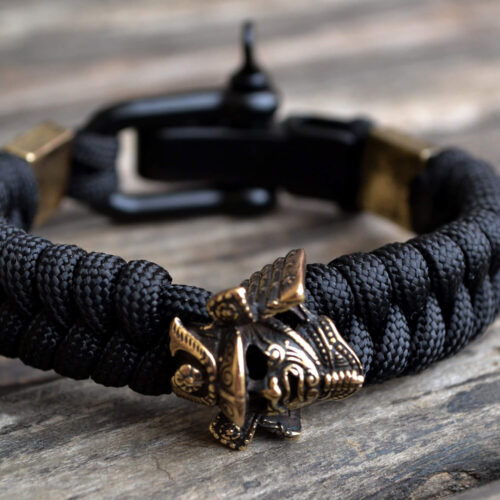 Фото чёрный паракордовый браслет с застежкой шакл и бусиной шлем самурая