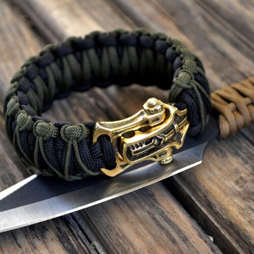 Фото чёрный с хаки браслет из паракорда кобра с застежкой шаклом