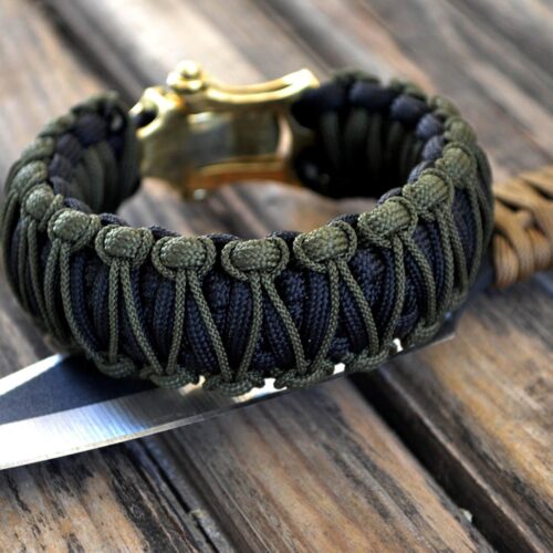 Фото чёрный с хаки паракордовый браслет кобра с застежкой шаклом