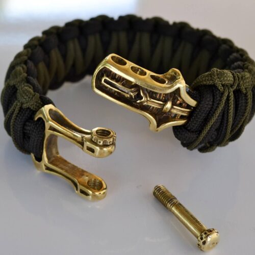 Фото браслет из паракорда с застежкой шаклом