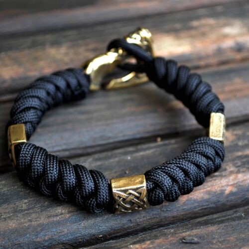 Фото паракордовый браслет с бусинами квадрат Сварога и застежкой секира