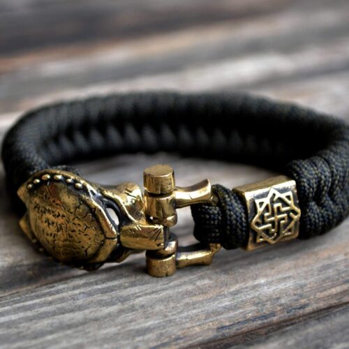Фото чёрный браслет из паракорда с бусиной валькирия и застежкой хищник