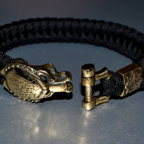 Фото браслет из паракорда с застежкой шаклом хищник и бусиной валькирия