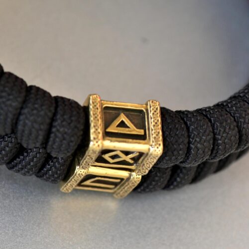 Фото плетеный браслет из паракорда с рунами