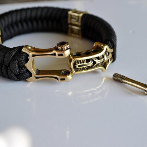 Фото чёрный паракордовый браслет с застежкой шаклом