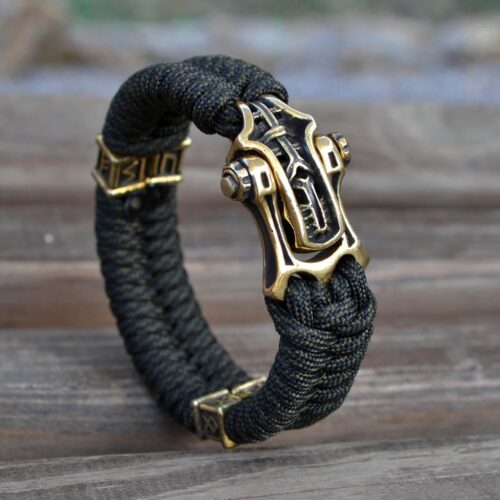 Фото плетеный браслет из паракорда цвета хаки с застежкой шаклом
