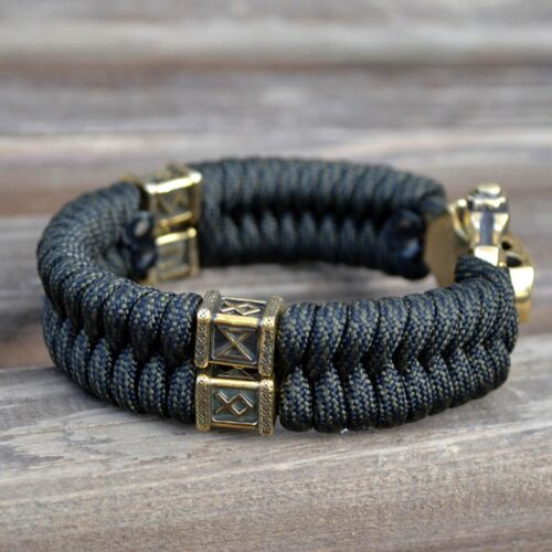 Фото плетеный браслет из паракорда цвета хаки с рунами