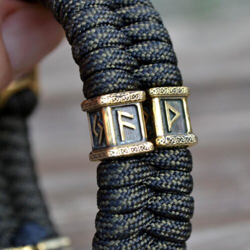 Фото плетеный браслет из паракорда с рунами