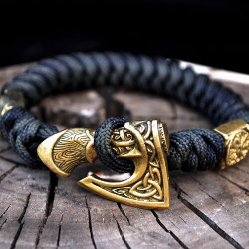 Фото плетеный паракордовый браслет с бусинами шлем ужаса и затежкой секира