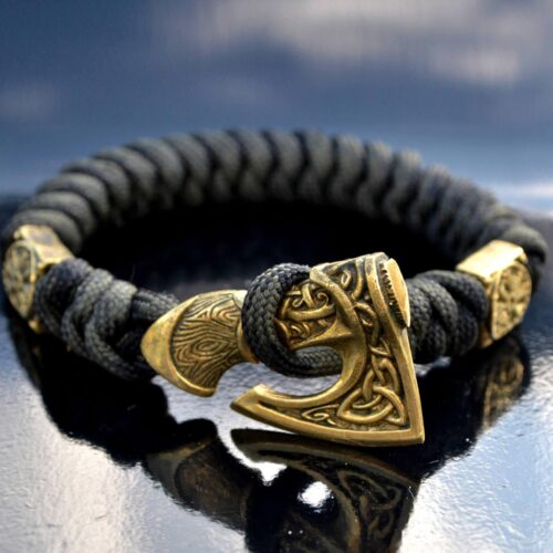 Фото паракордовый браслет с бусинами шлем ужаса и застежкой топор