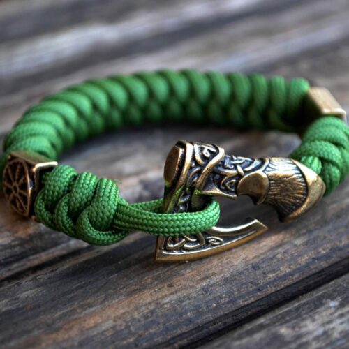Фото зеленый браслет из паракорда с бусинами шлем ужаса и застежкой секира