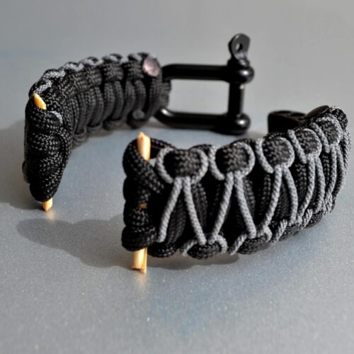 Фото браслет для часов из паракорда с застежкой шаклом, плетение кобра