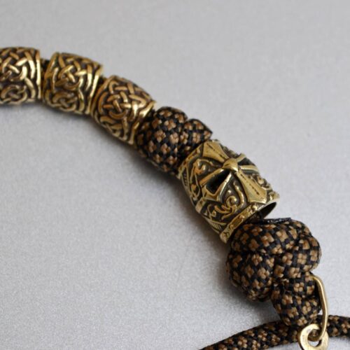 Фото плетеные четки из паракорда с бусинами