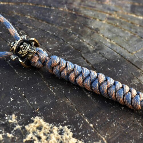 Фото паракордовый темляк для ножа с бусиной шлем самурая