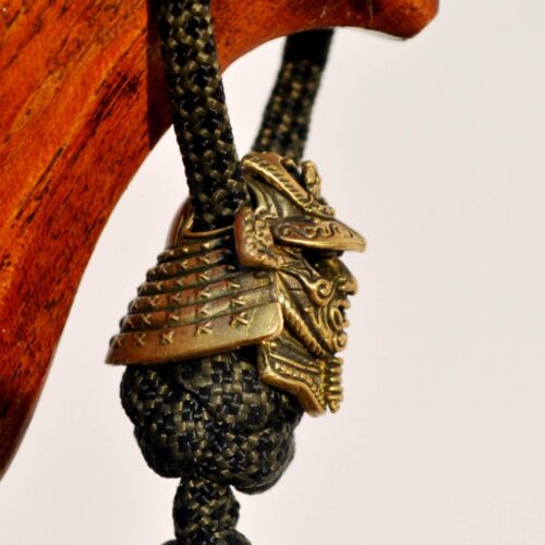 Фото темляк на нож с бусиной шлем самурая