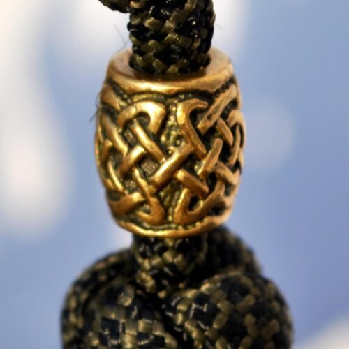 Фото паракордовый темляк на нож с круглой бусиной