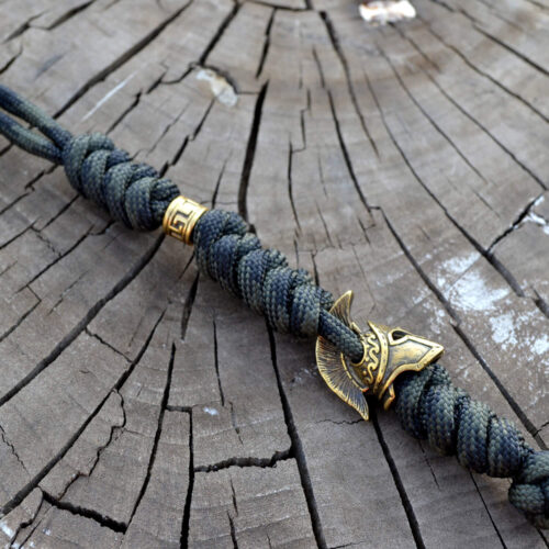 Фото плетеный паракордовый темляк на нож с бусиной шлем спартанца
