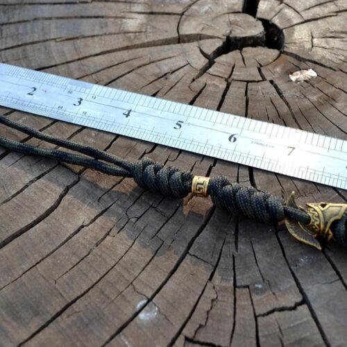 Фото чёрный темляк из паракорда для ножа с бусиной шлем спартанца