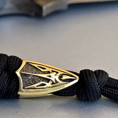 Фото темляк из паракорда с тризубом