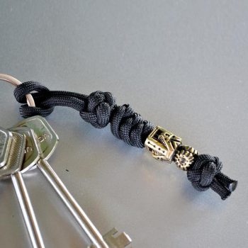 Фото брелок из паракорда для ключей