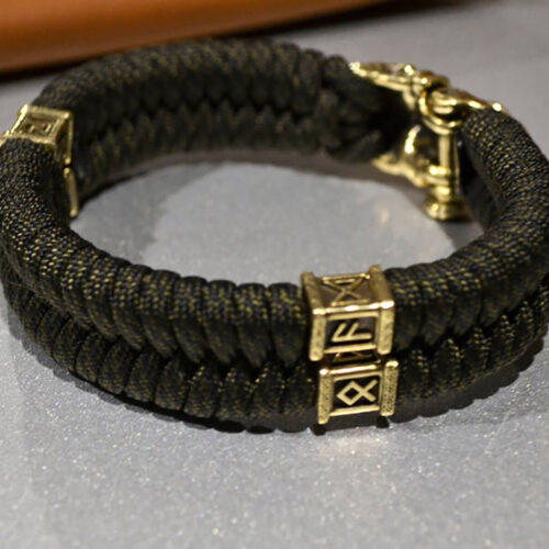 Фото паракордовый браслет с рунами