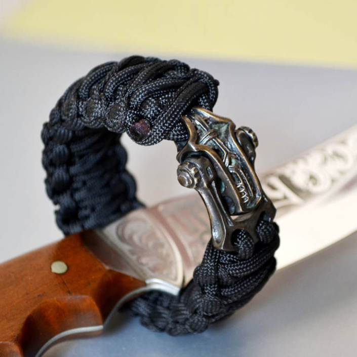 Фото мужской плетеный браслет из паракорда