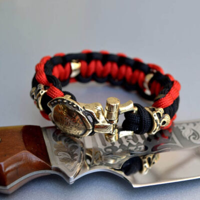 Фото красно-черный браслет из паракорда с застежкой хищник