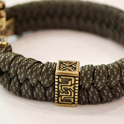 Фото мужской браслет из паракорда с бусиной