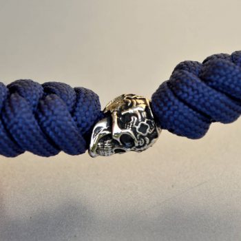 Фото синий браслет с бусиной череп