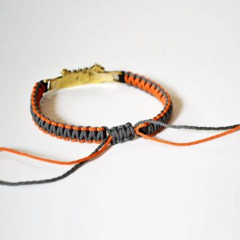 Фото серый с оранжевым браслет из паракорда Виуинги