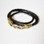 Фото плетеный кожаный браслет украшенный латунными головами воронов