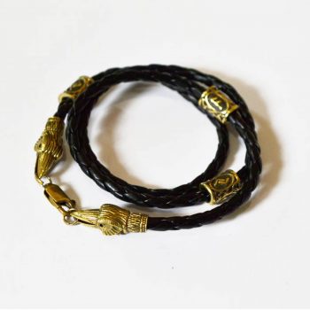 Фото плетеный кожаный браслет с бусинами рунами