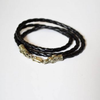 Фото плетеный кожаный браслет с драконом из нейзильбера